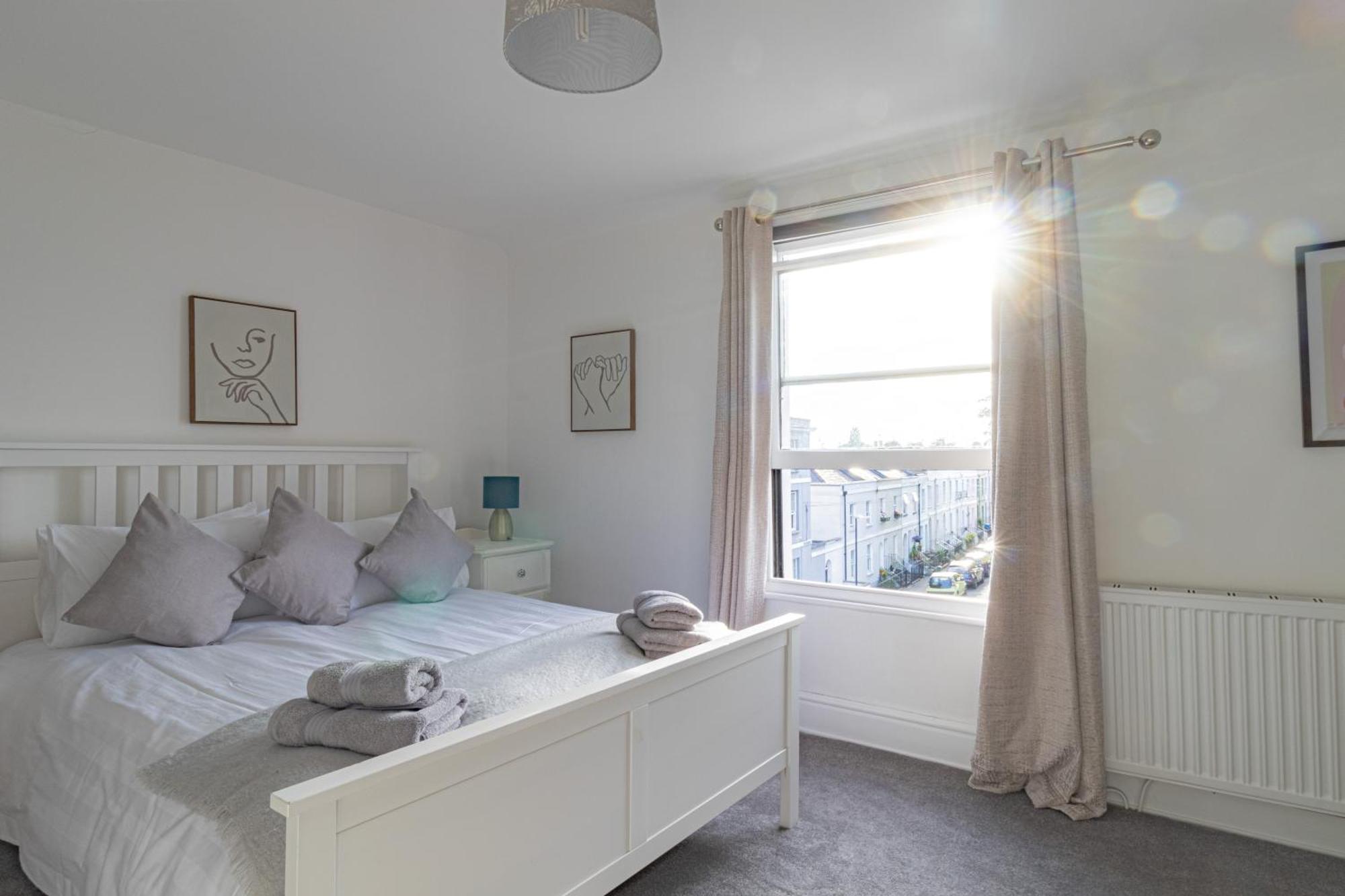 Fabulous, Vibrant, Town House, Central Bath Road 첼튼엄 외부 사진