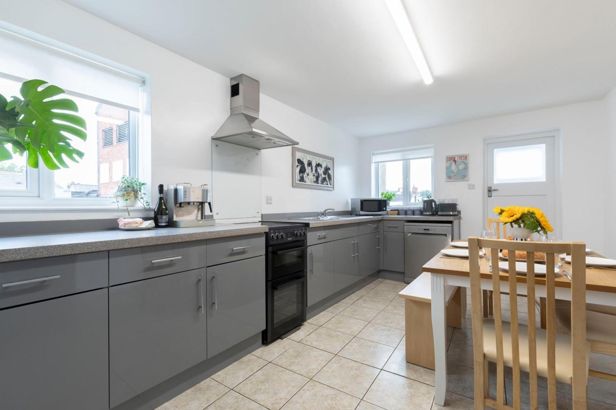 Fabulous, Vibrant, Town House, Central Bath Road 첼튼엄 외부 사진