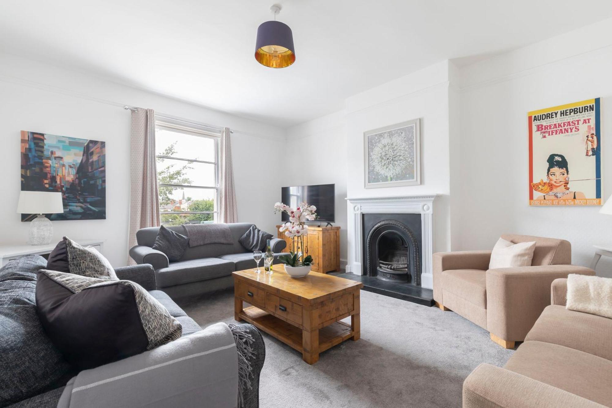 Fabulous, Vibrant, Town House, Central Bath Road 첼튼엄 외부 사진