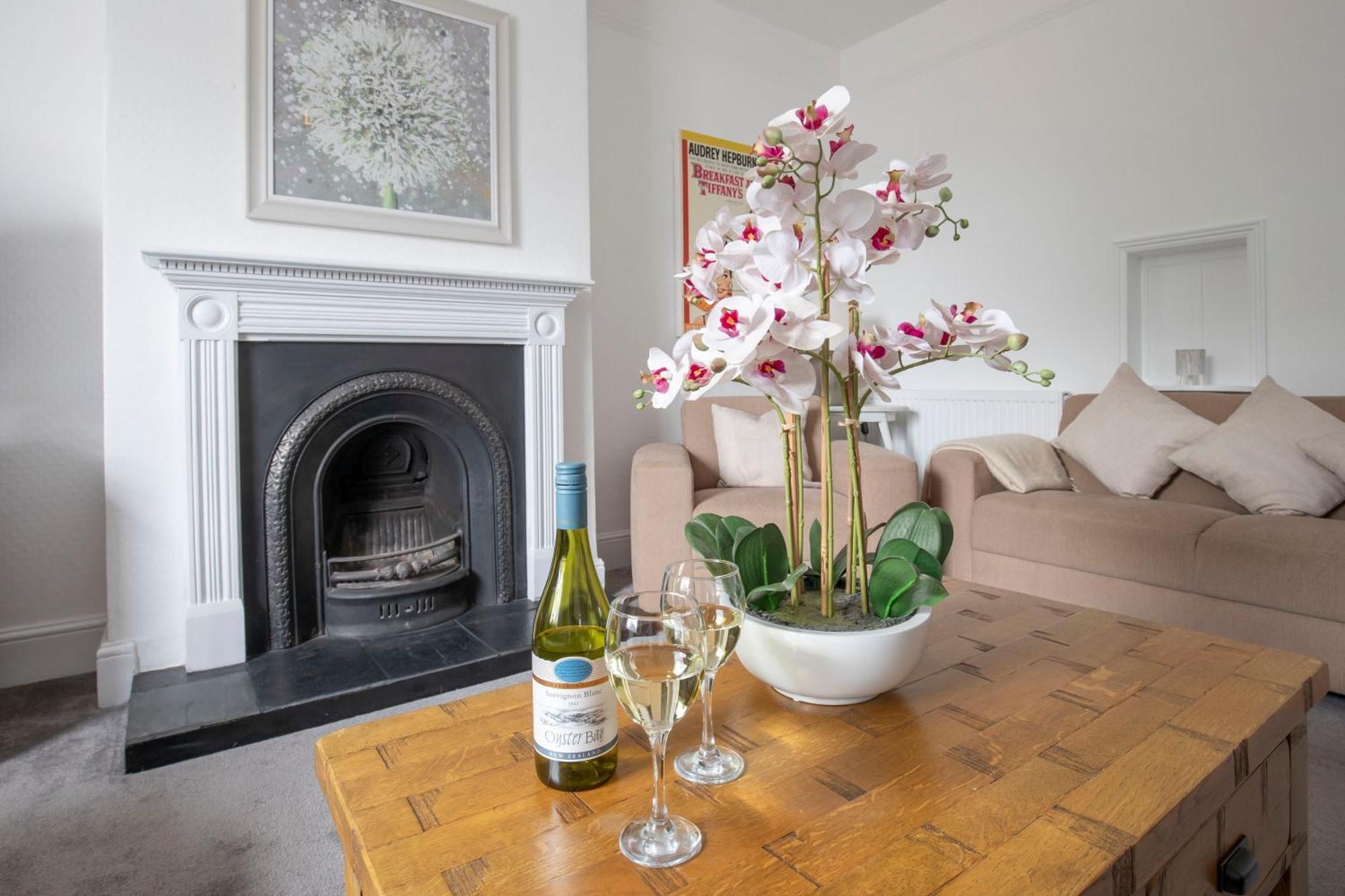 Fabulous, Vibrant, Town House, Central Bath Road 첼튼엄 외부 사진
