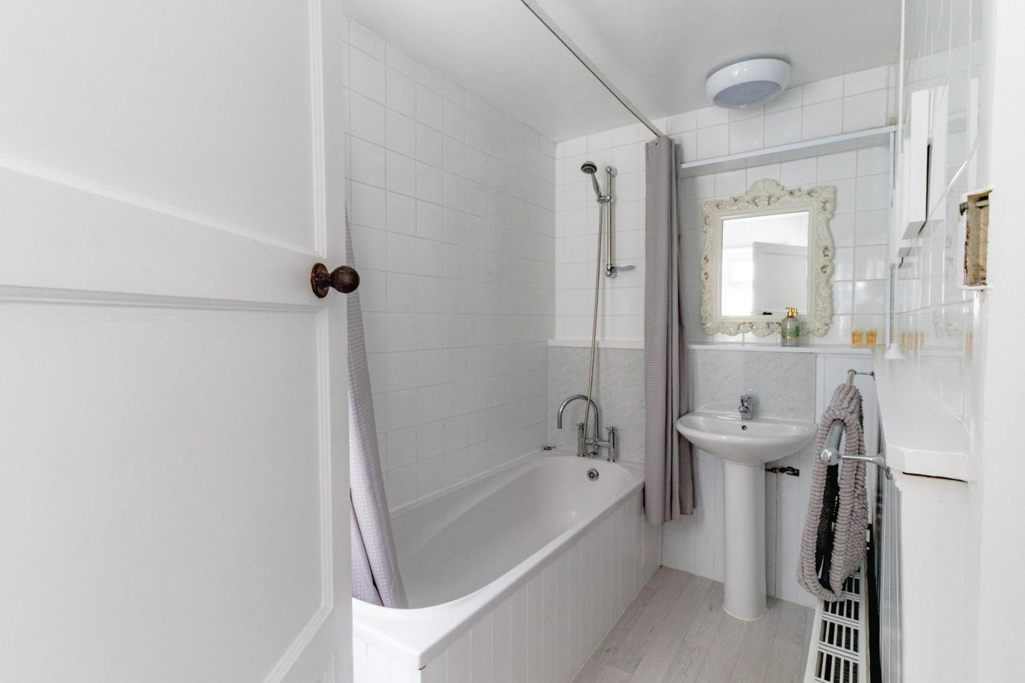 Fabulous, Vibrant, Town House, Central Bath Road 첼튼엄 외부 사진