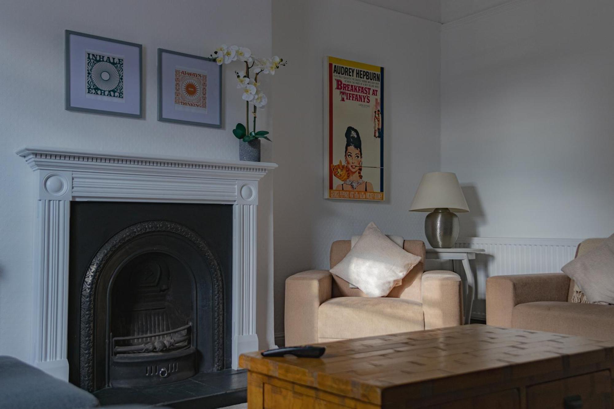 Fabulous, Vibrant, Town House, Central Bath Road 첼튼엄 외부 사진