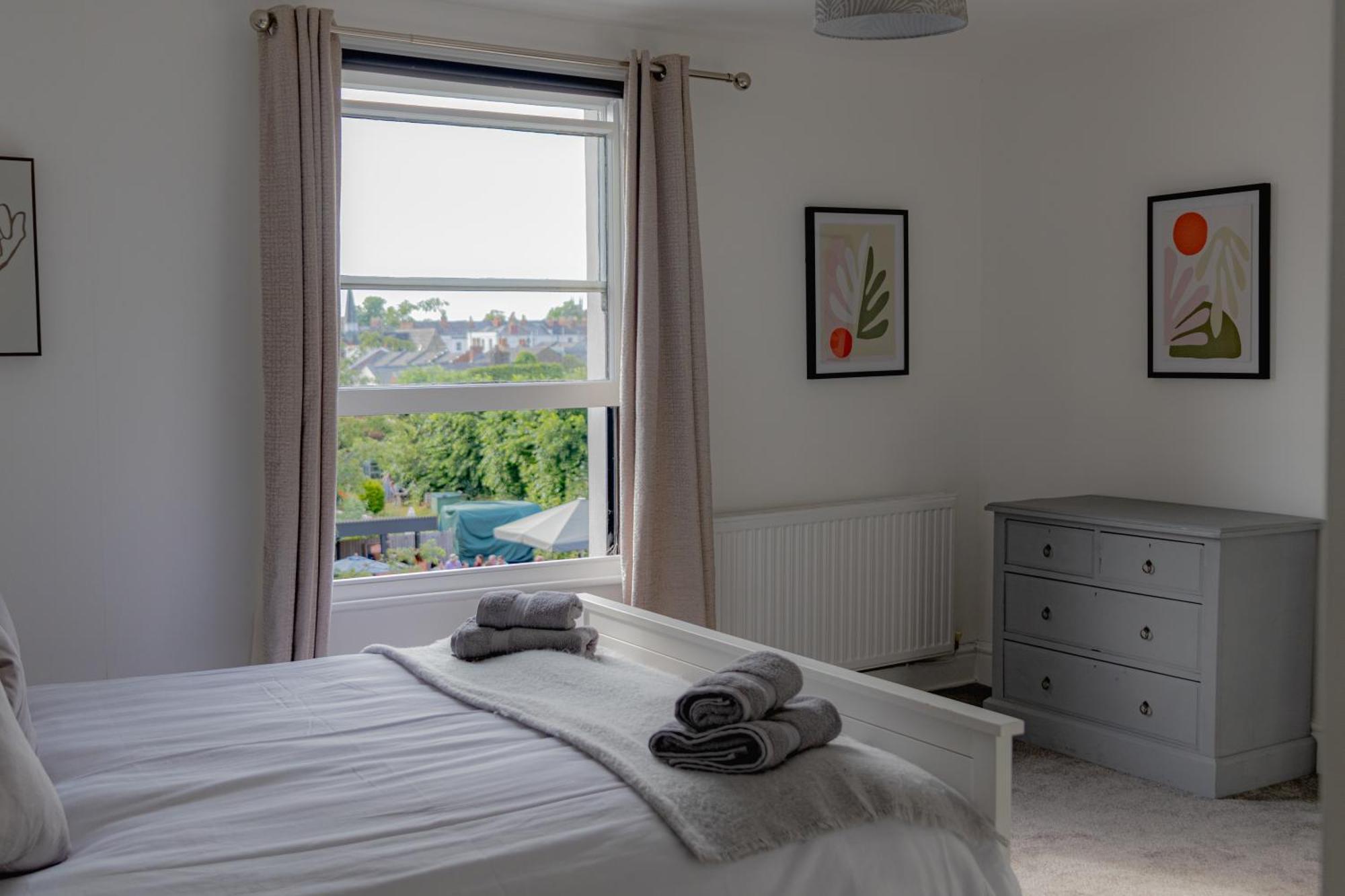 Fabulous, Vibrant, Town House, Central Bath Road 첼튼엄 외부 사진