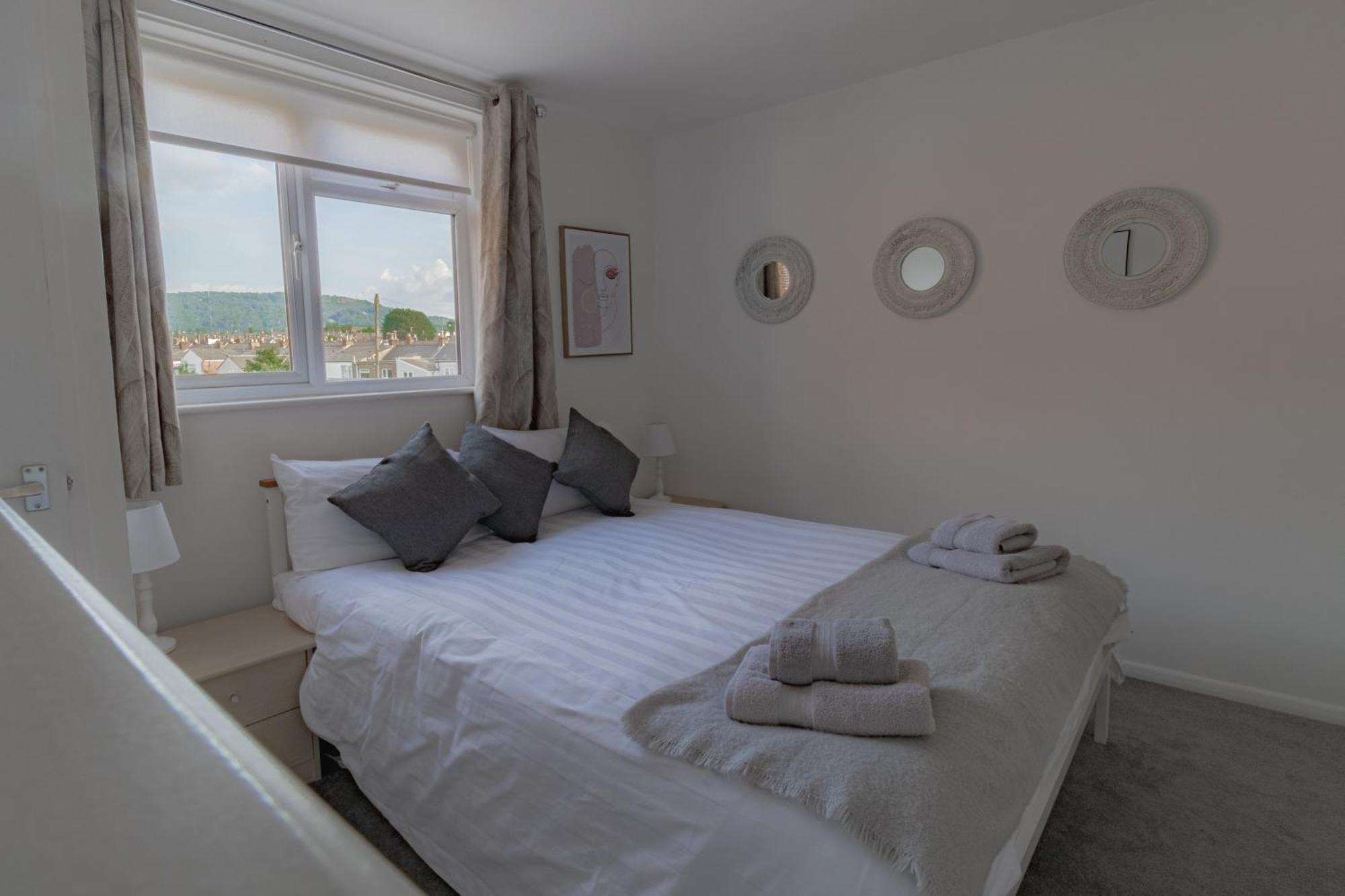 Fabulous, Vibrant, Town House, Central Bath Road 첼튼엄 외부 사진