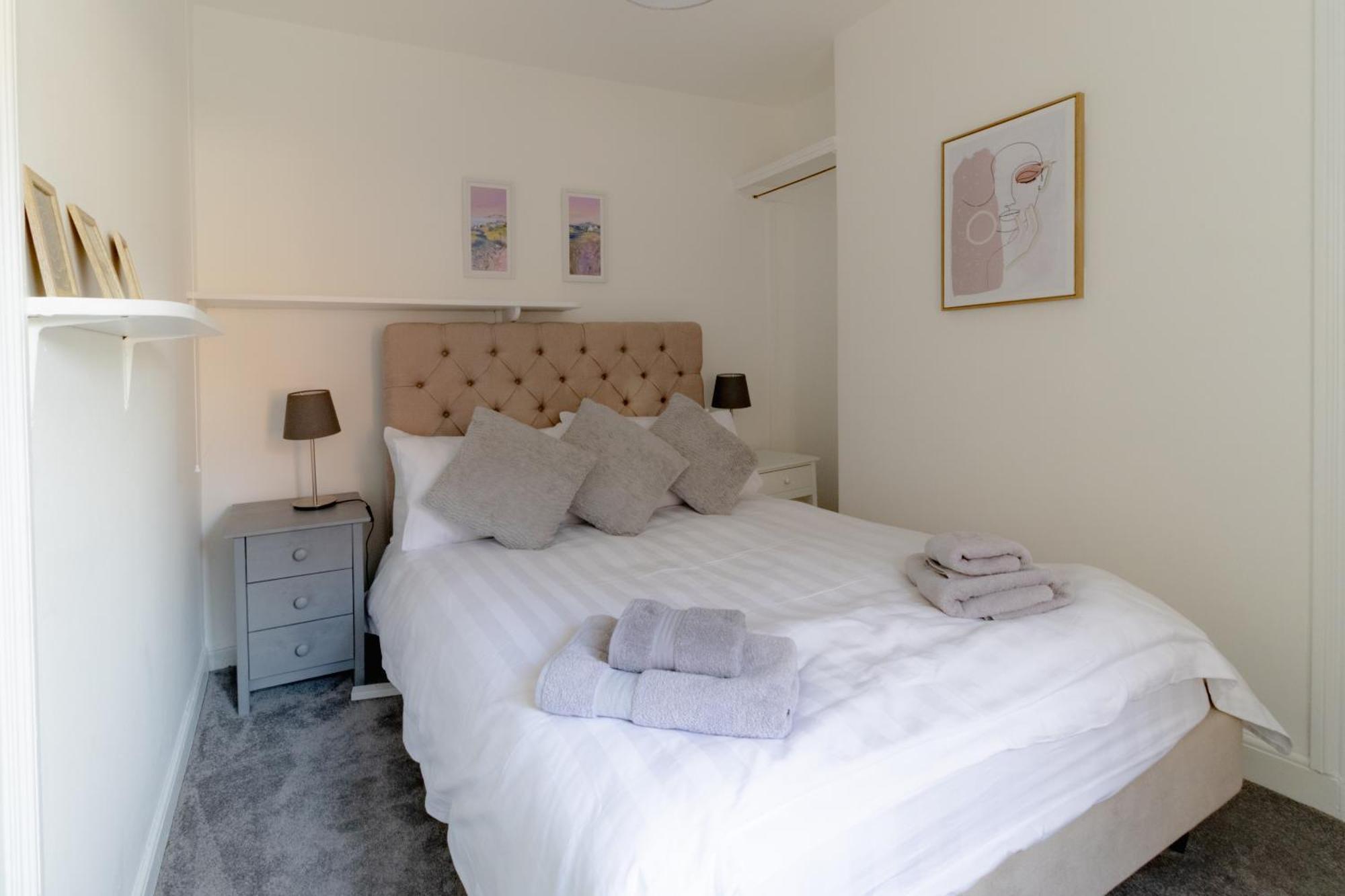 Fabulous, Vibrant, Town House, Central Bath Road 첼튼엄 외부 사진