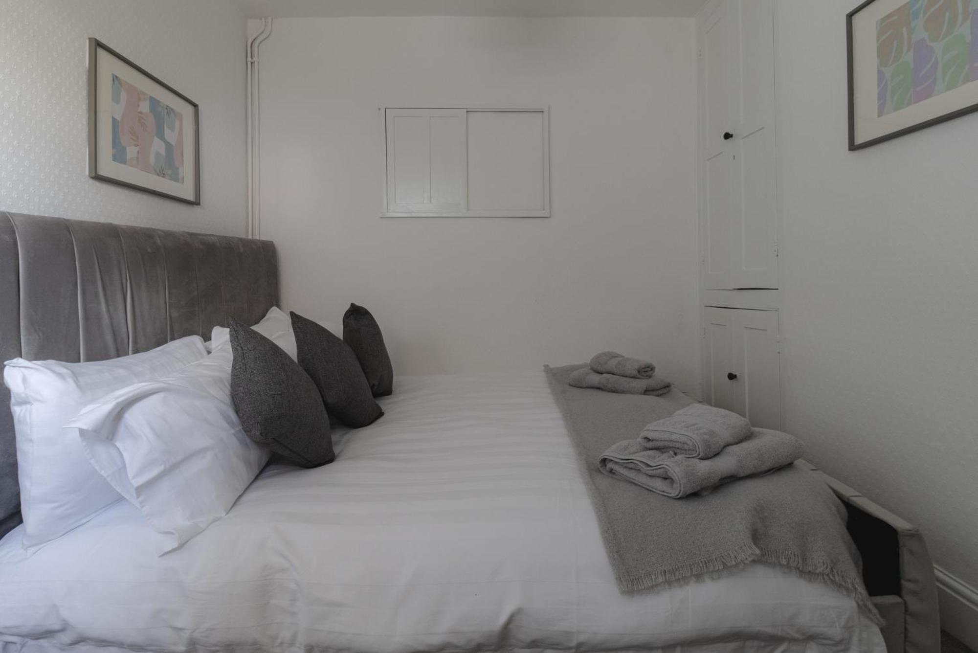 Fabulous, Vibrant, Town House, Central Bath Road 첼튼엄 외부 사진