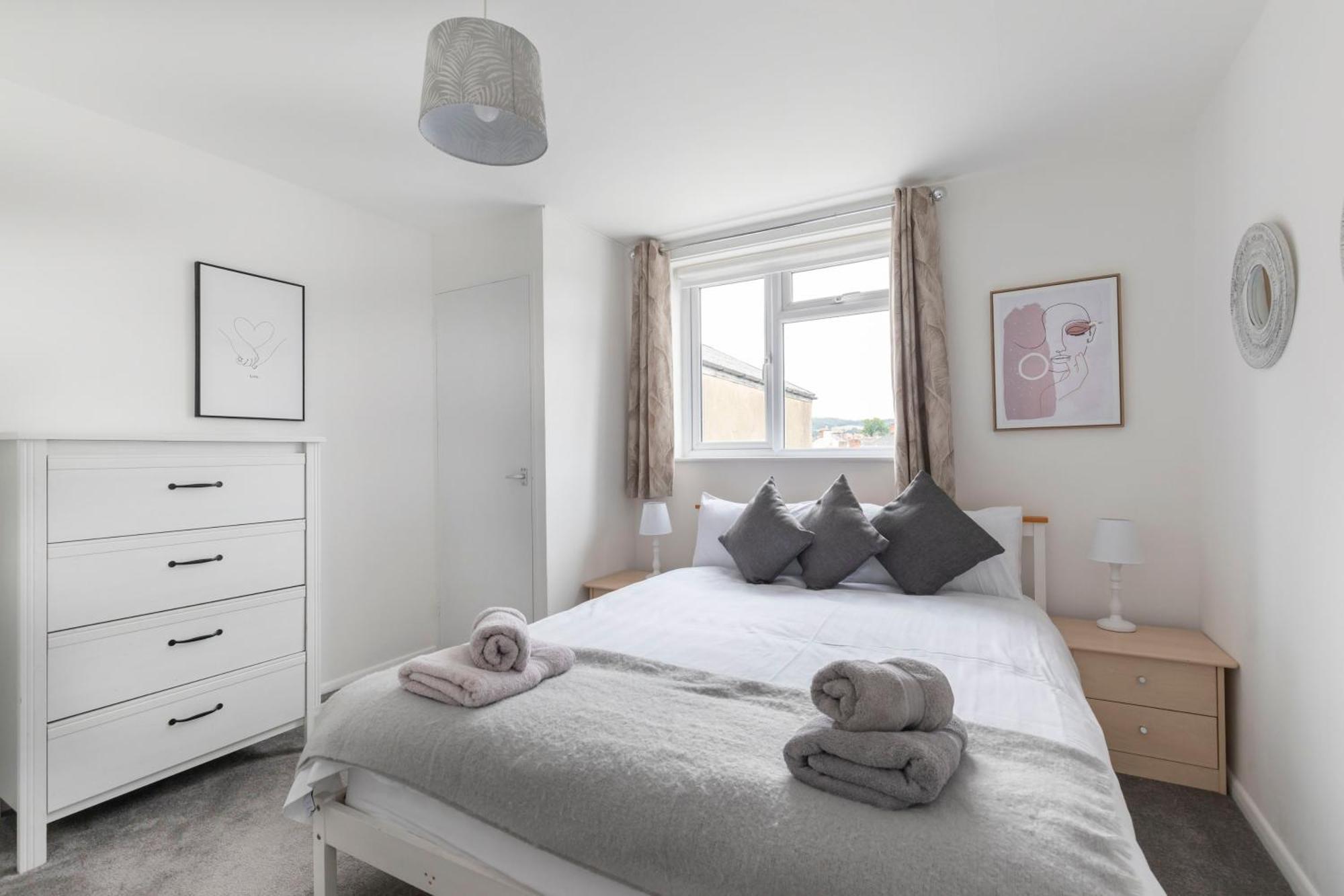 Fabulous, Vibrant, Town House, Central Bath Road 첼튼엄 외부 사진