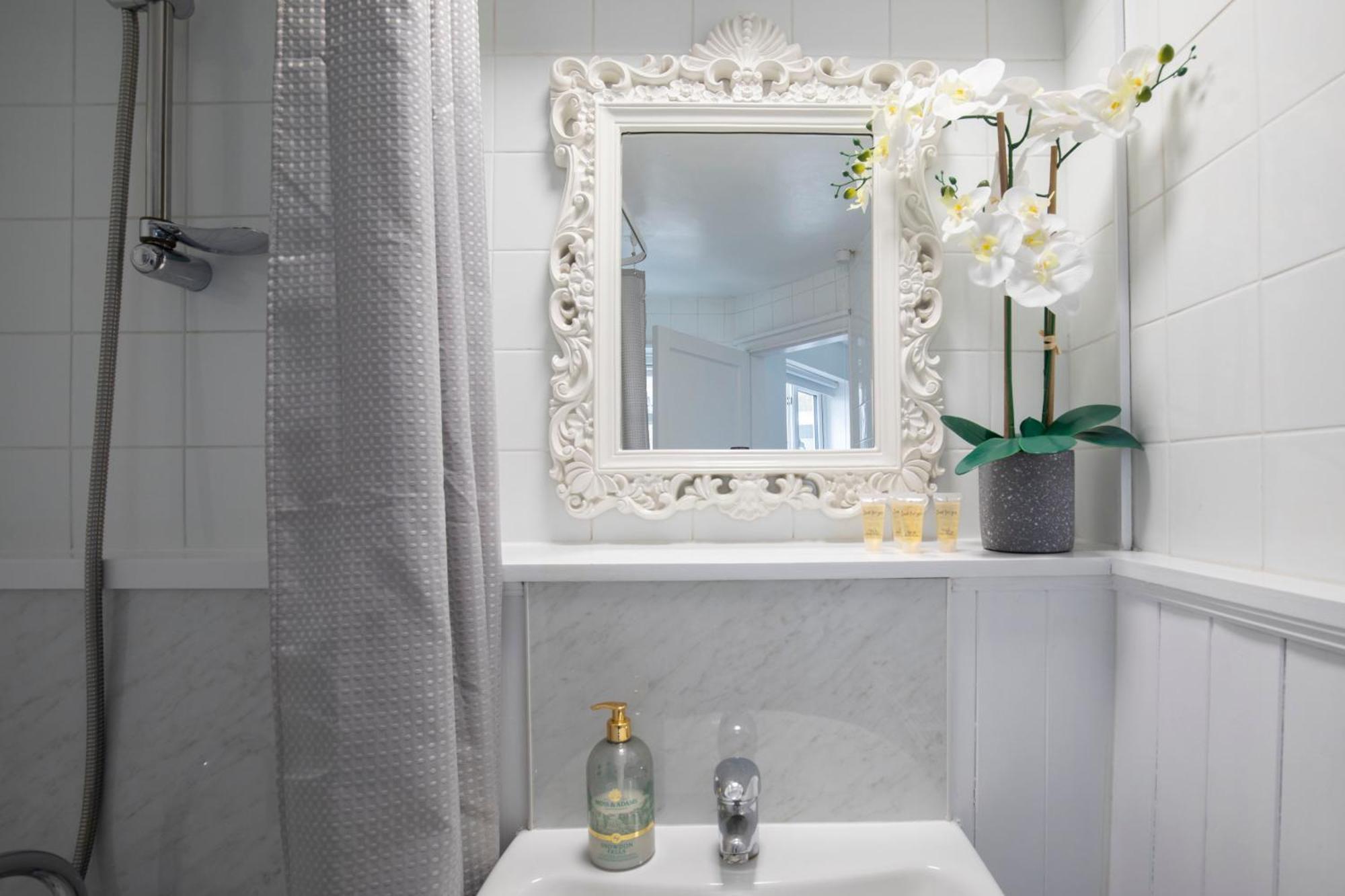 Fabulous, Vibrant, Town House, Central Bath Road 첼튼엄 외부 사진