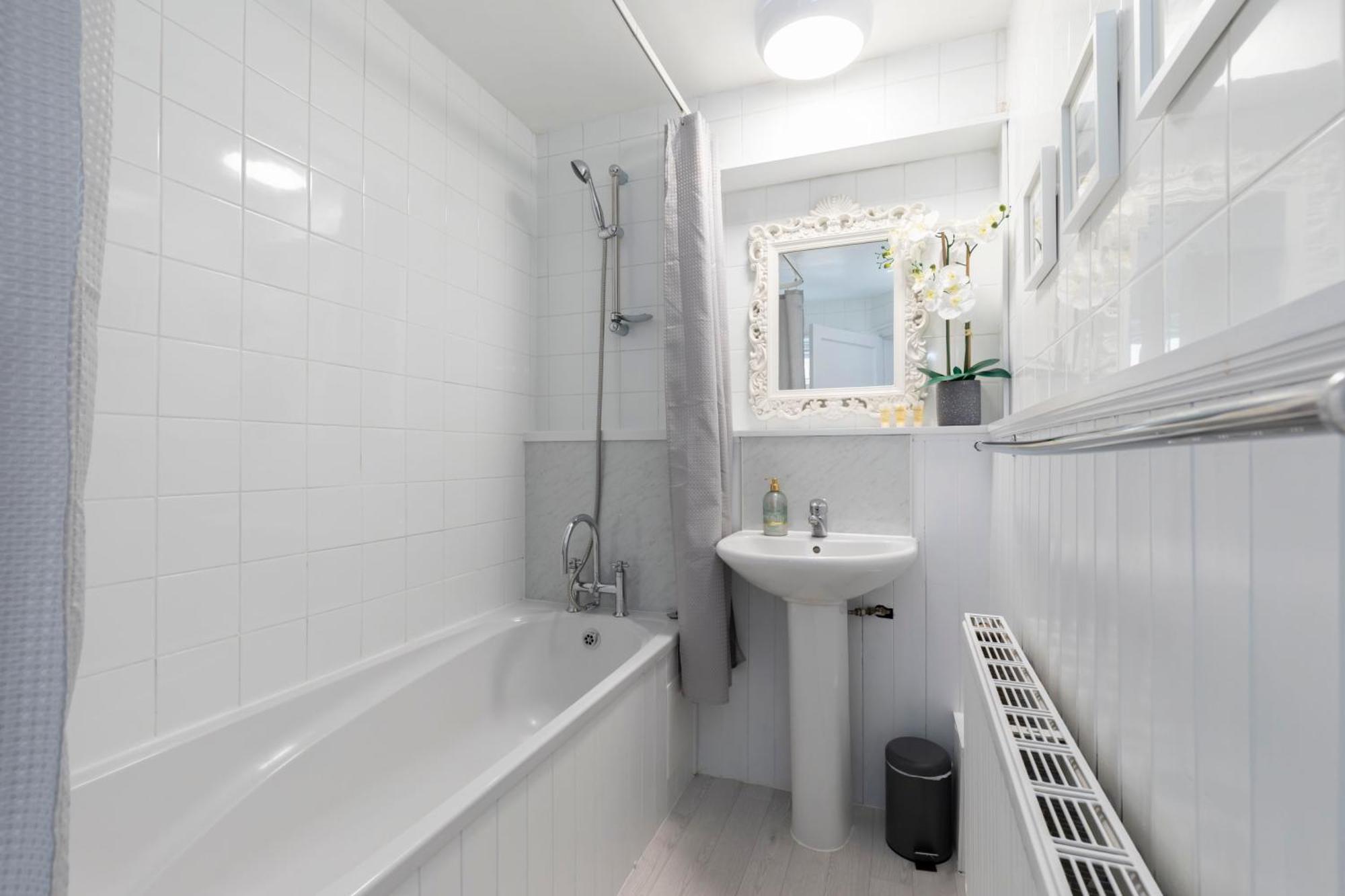 Fabulous, Vibrant, Town House, Central Bath Road 첼튼엄 외부 사진