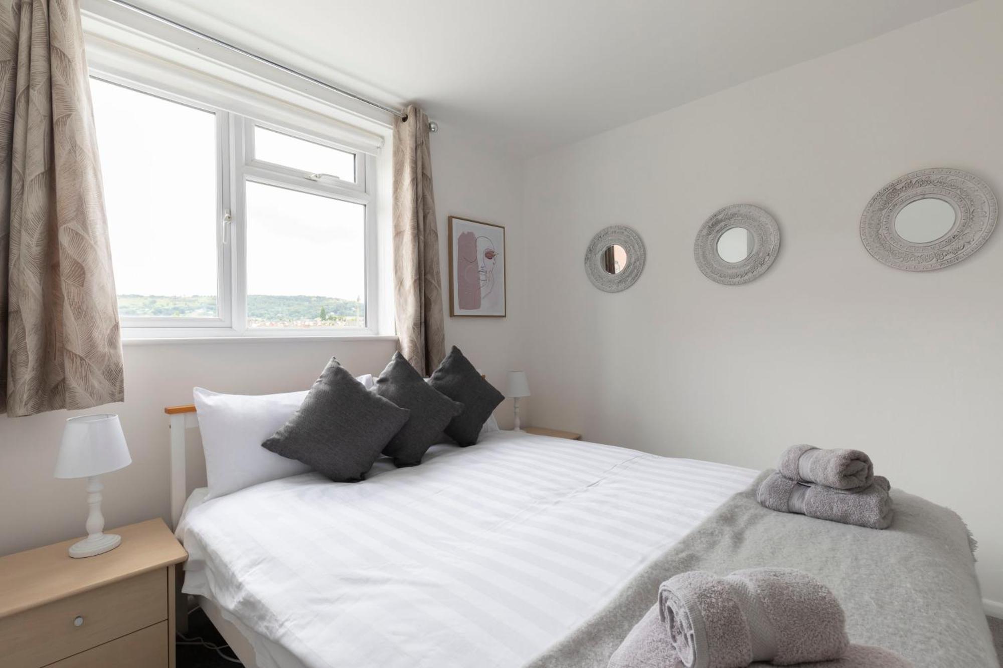 Fabulous, Vibrant, Town House, Central Bath Road 첼튼엄 외부 사진