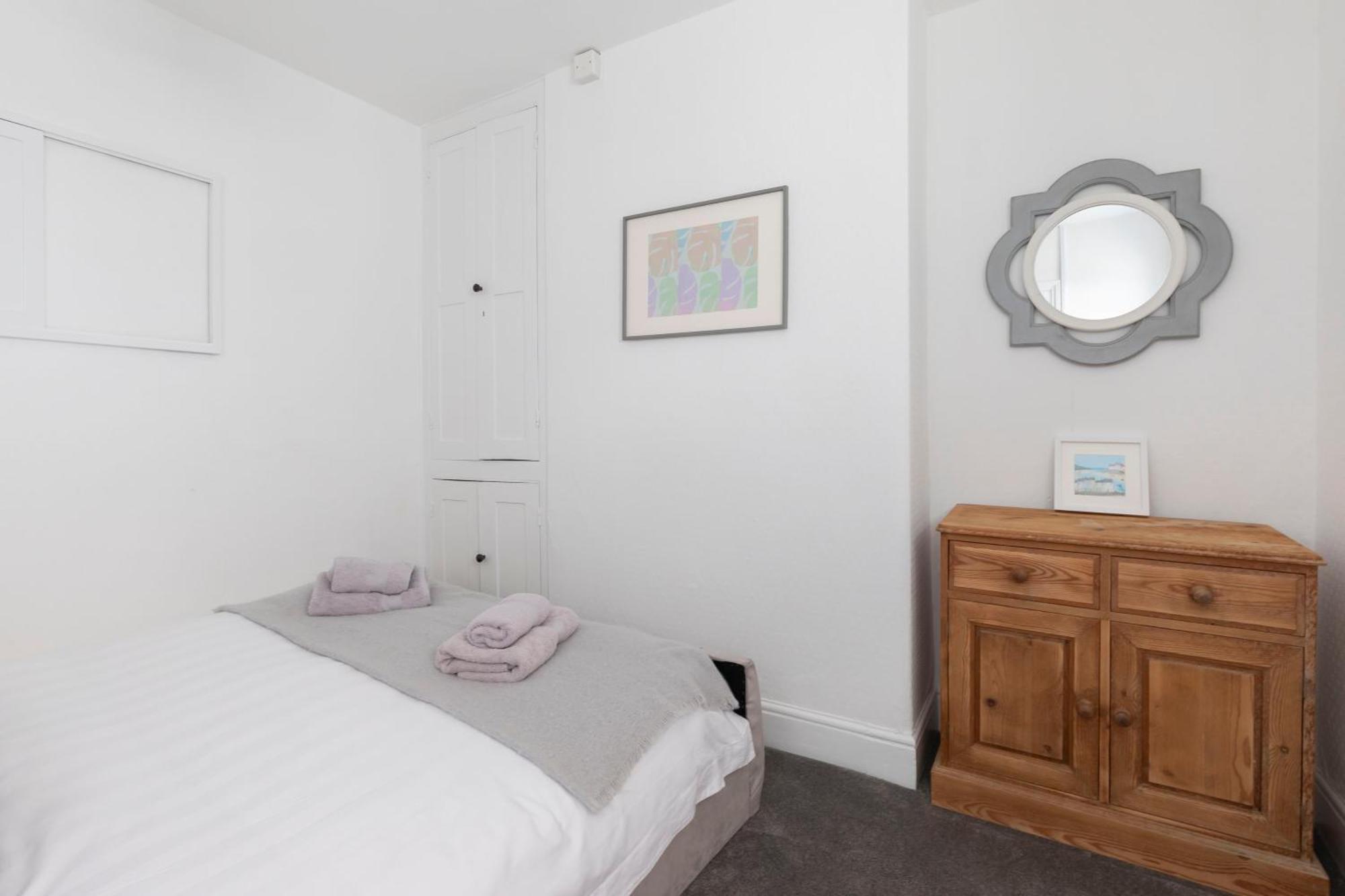 Fabulous, Vibrant, Town House, Central Bath Road 첼튼엄 외부 사진