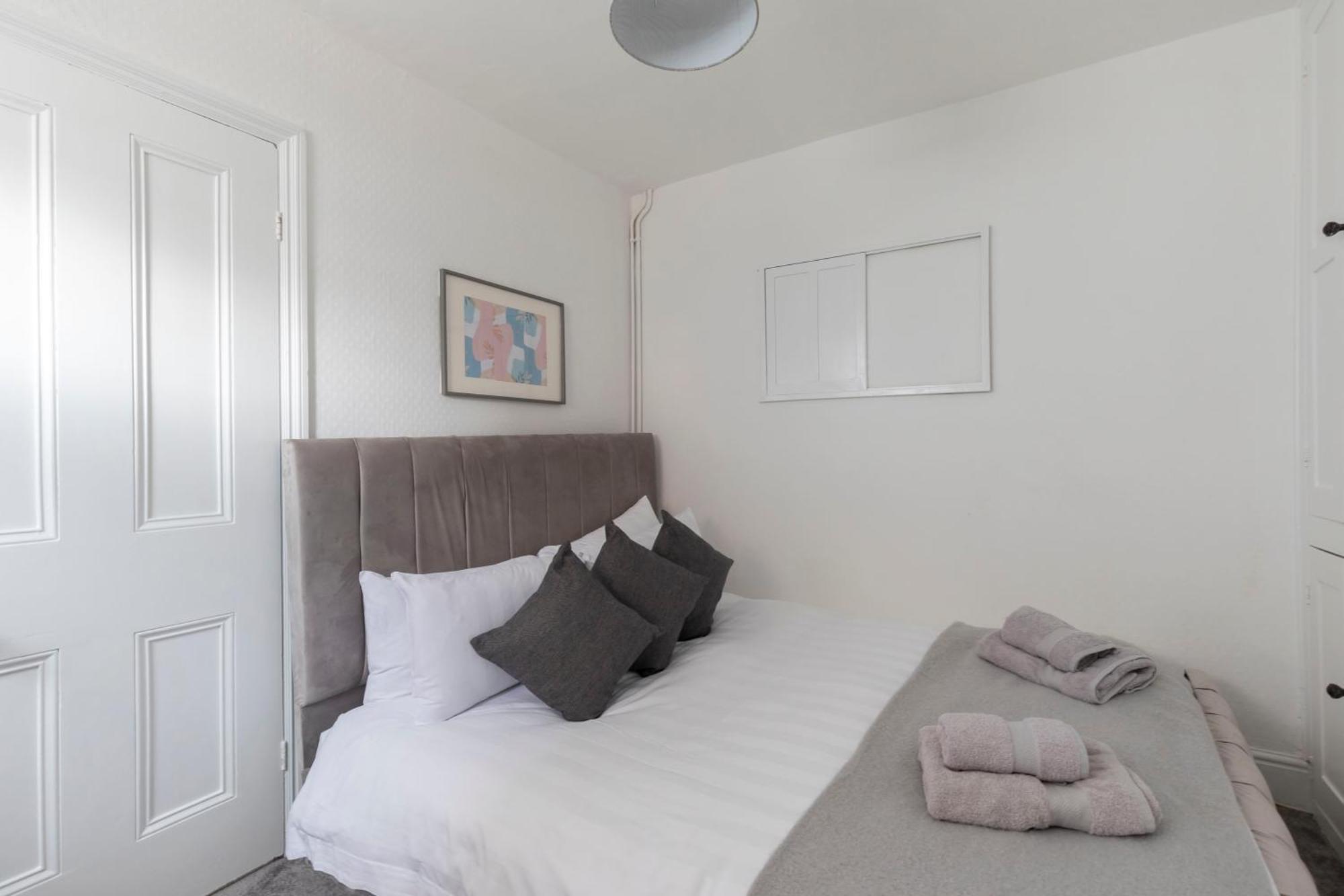 Fabulous, Vibrant, Town House, Central Bath Road 첼튼엄 외부 사진