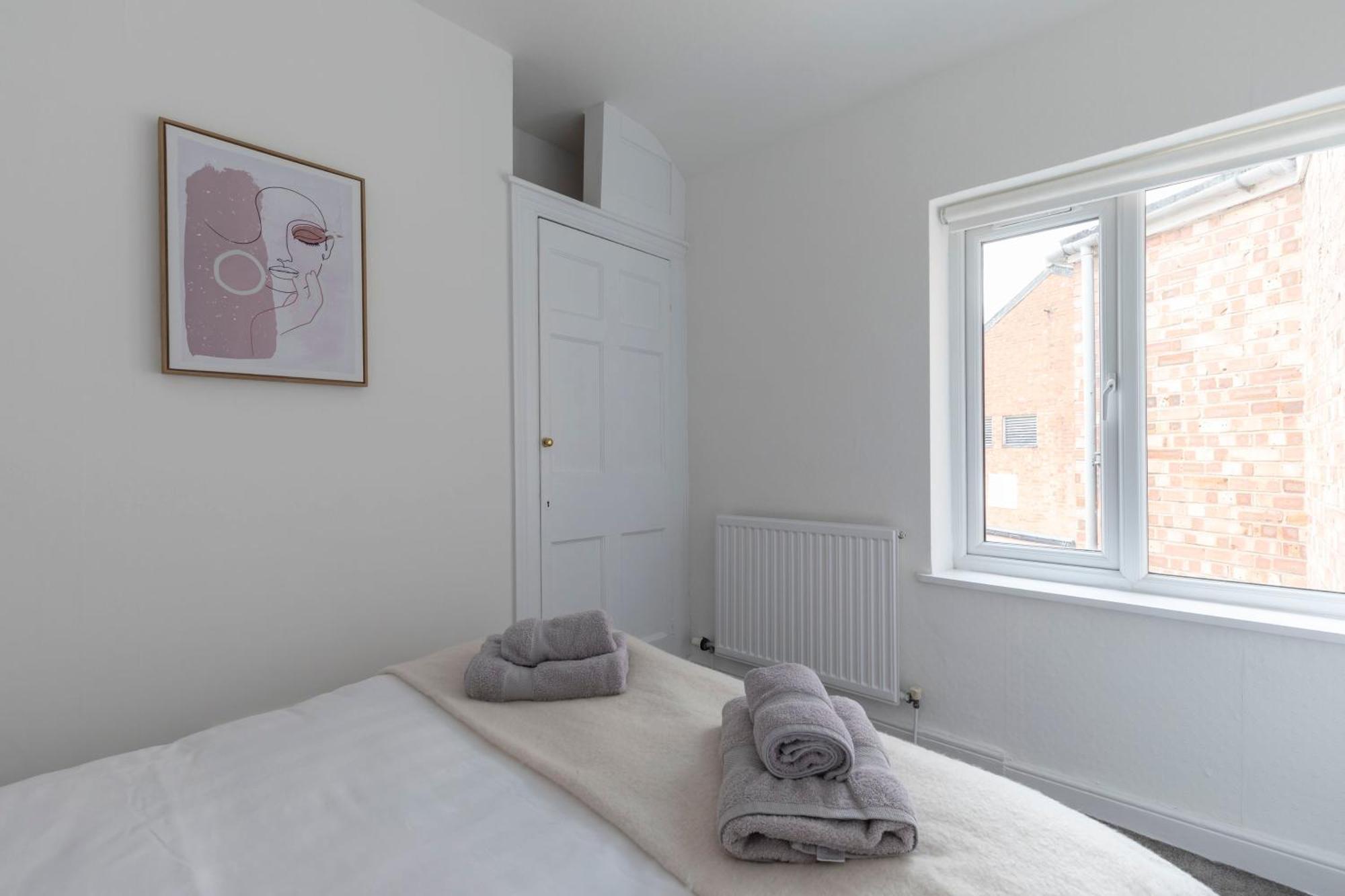 Fabulous, Vibrant, Town House, Central Bath Road 첼튼엄 외부 사진