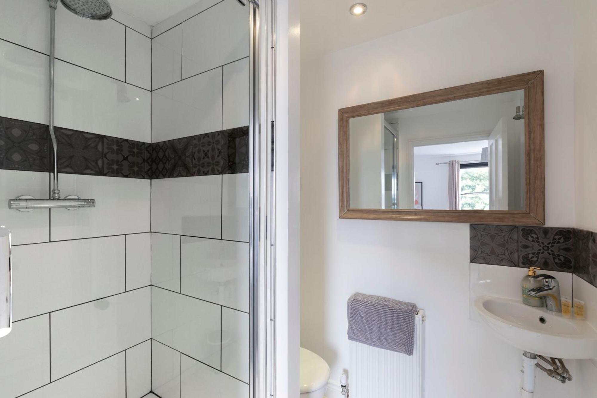 Fabulous, Vibrant, Town House, Central Bath Road 첼튼엄 외부 사진