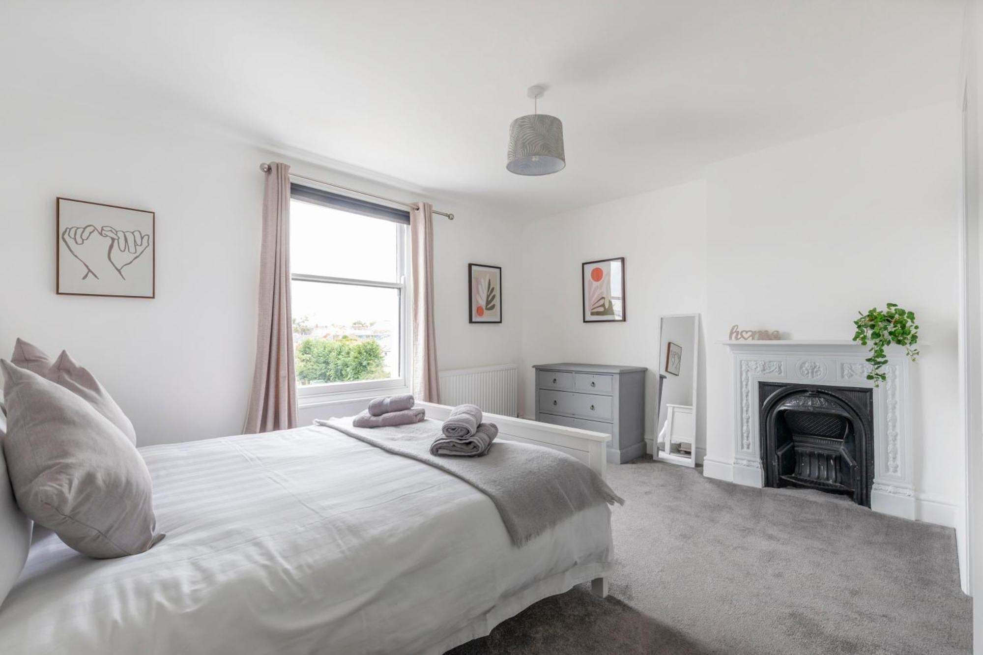Fabulous, Vibrant, Town House, Central Bath Road 첼튼엄 외부 사진