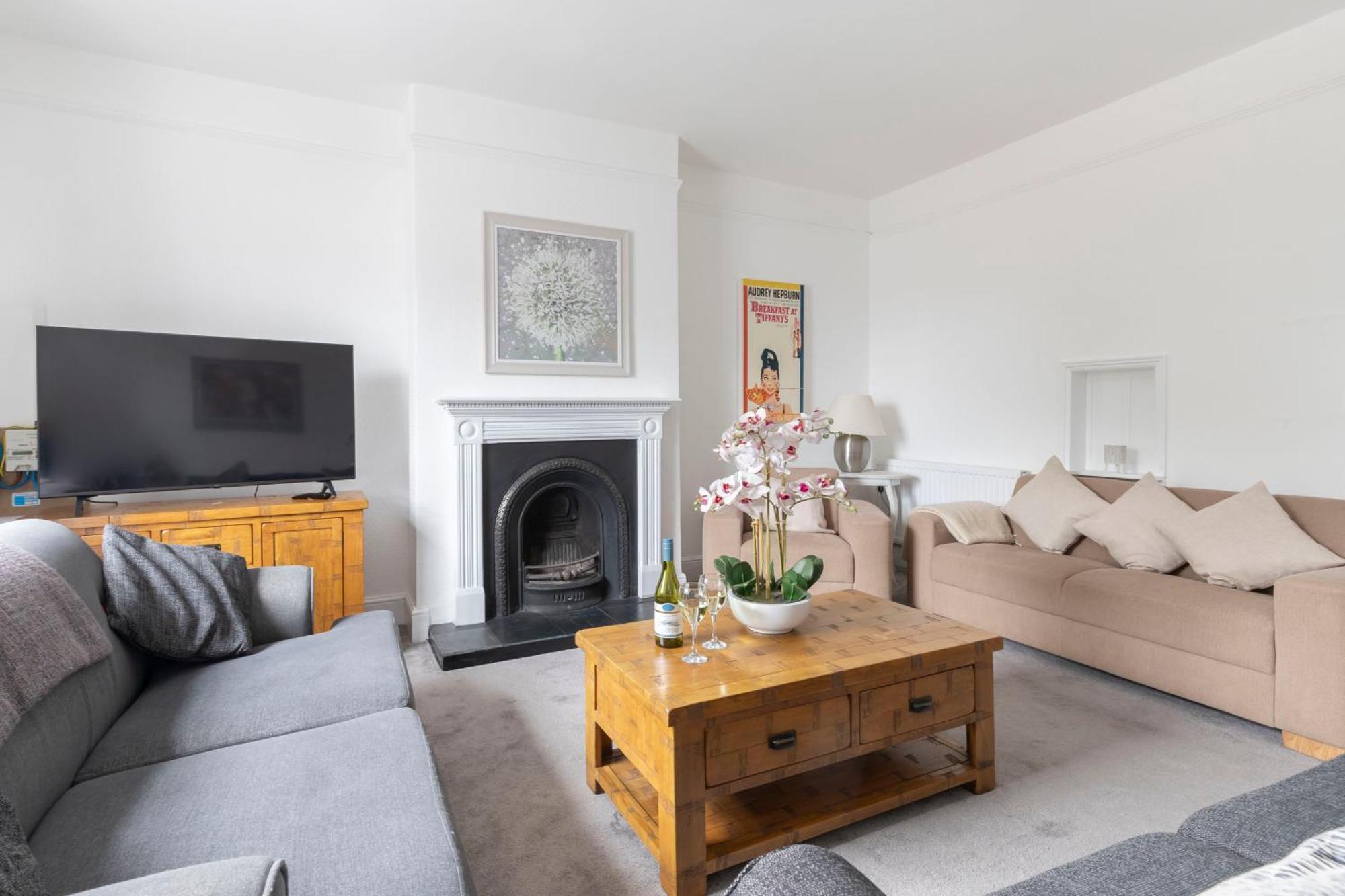 Fabulous, Vibrant, Town House, Central Bath Road 첼튼엄 외부 사진