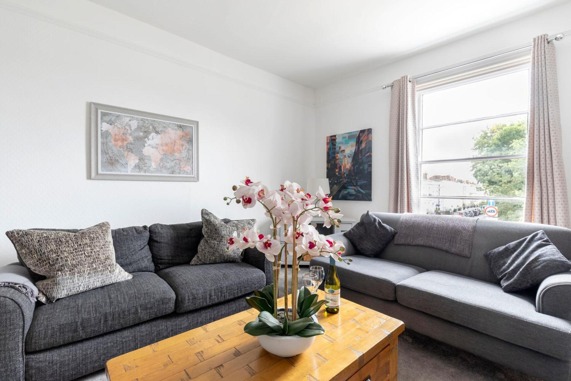 Fabulous, Vibrant, Town House, Central Bath Road 첼튼엄 외부 사진
